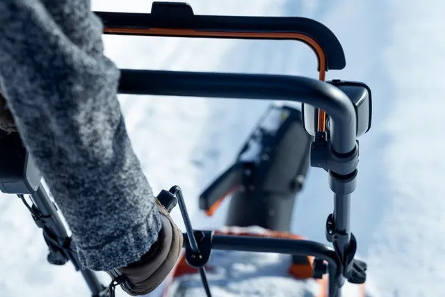 Husqvarna ST 143i Odśnieżarka