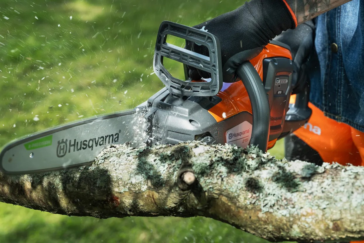 Husqvarna 215i pilarka akumulatorowa z akumulatorem i ładowarką