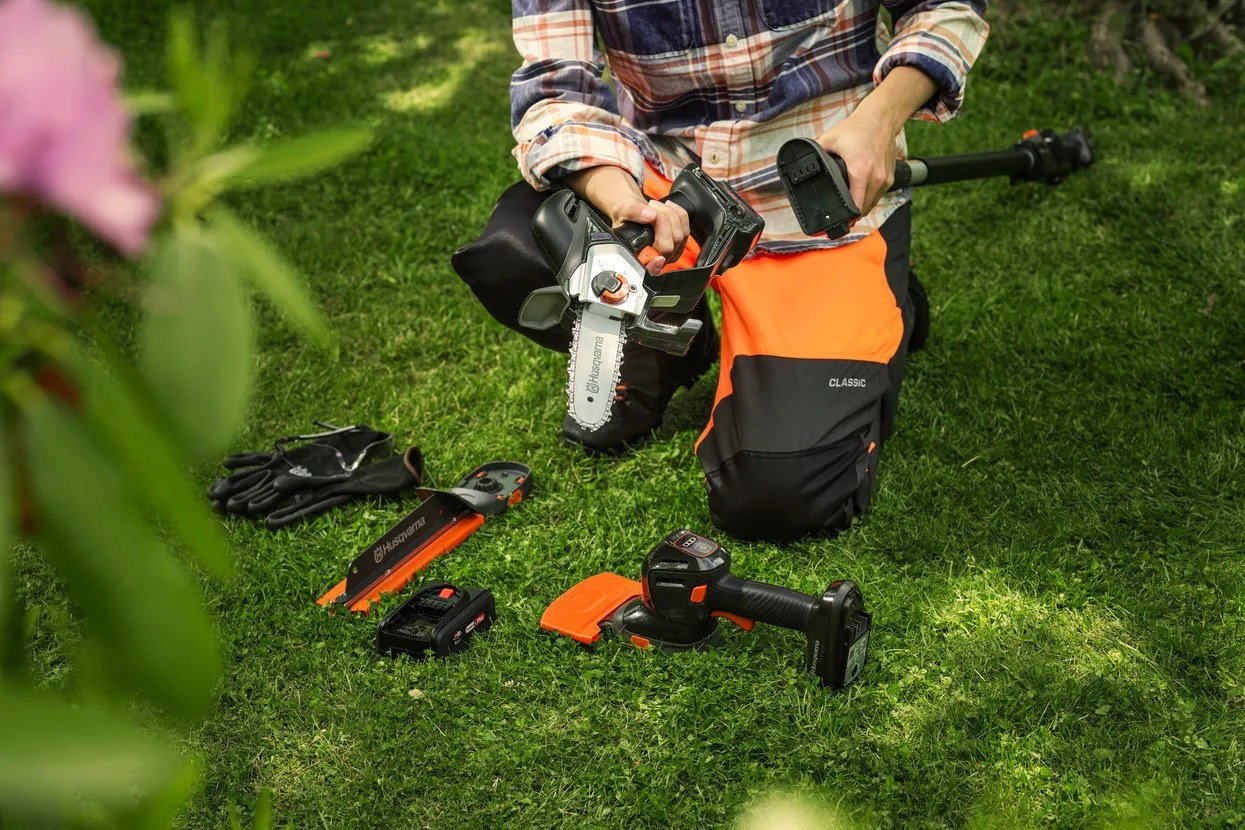 Husqvarna Aspire™ P8X-P4A pilarka do gałęzi z akumulatorem i ładowarką