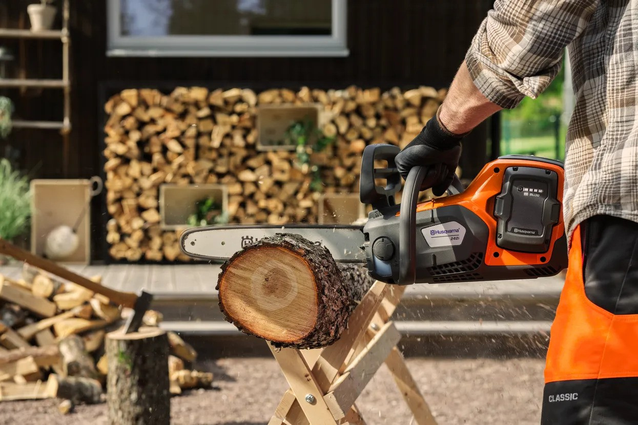 Husqvarna 242i pilarka akumulatorowa z akumulatorem i ładowarką