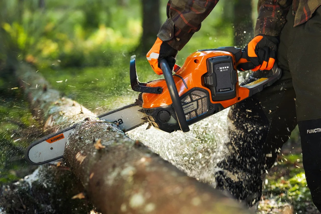 Pilarka akumulatorowa Husqvarna 440i z akumulatorem i ładowarką
